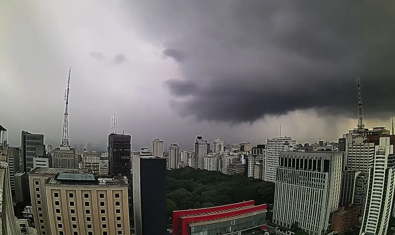 A imagem mostra o avan&ccedil;o de chuva intenso em S&atilde;o Paulo